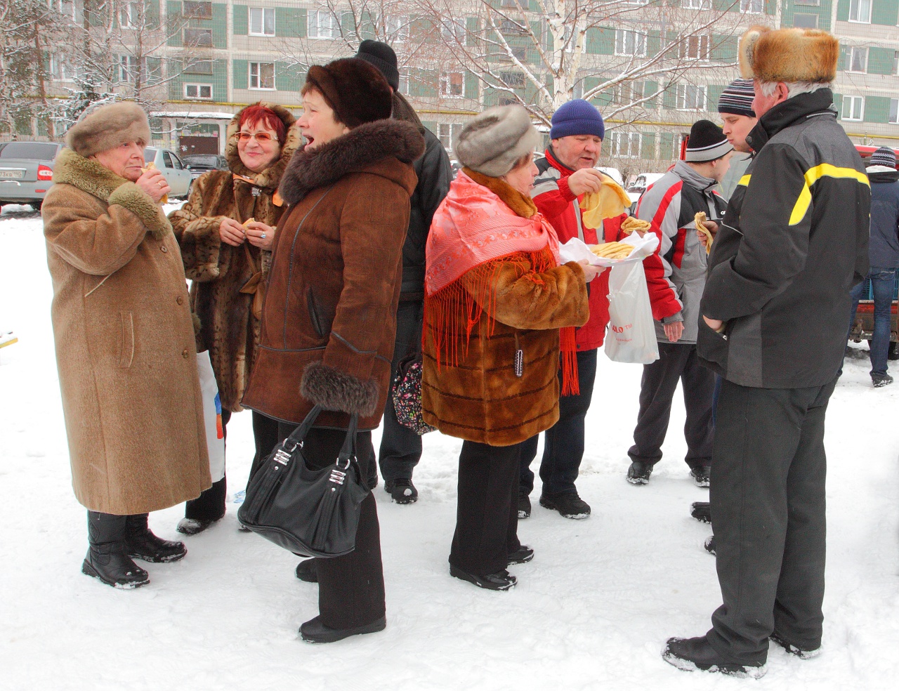 А кому еще блинов? Мальчишки - налетай!