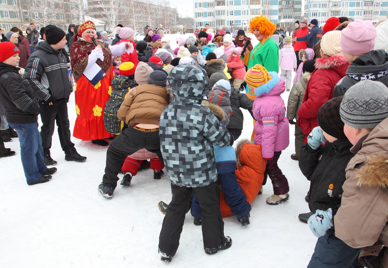 Вон те ребята канат на себя уже перетянули