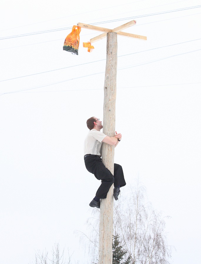 Кто-то подарок хочет достать