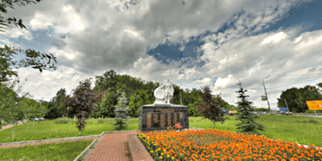 Братская могила. Памятник защитникам Родины погибшим в годы ВОВ
